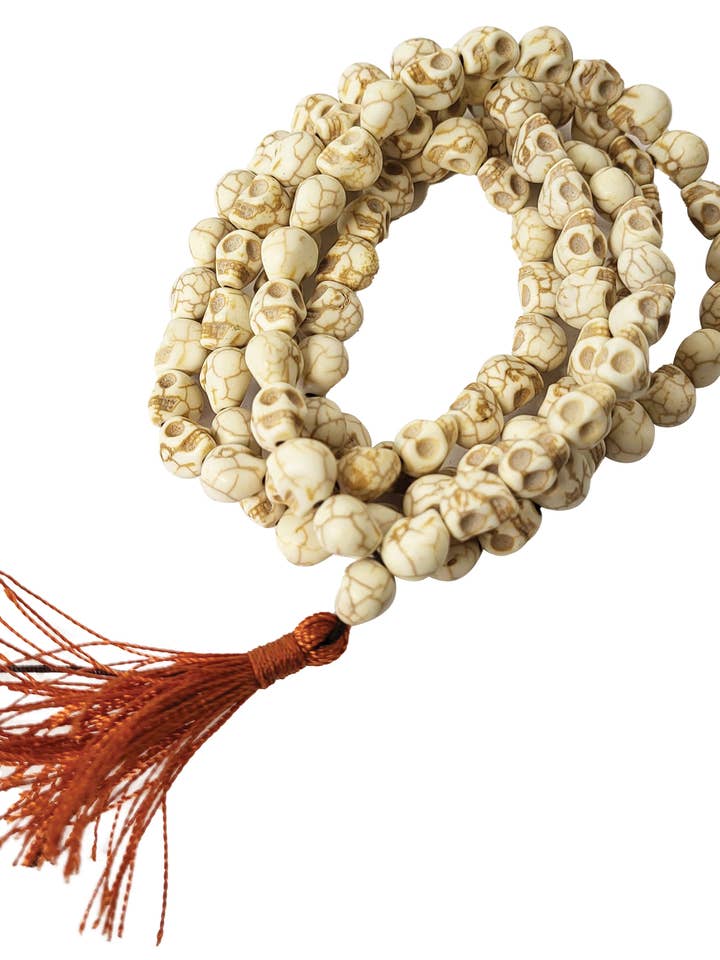 Mala en os sculpté à la main en forme de crâne pour la vente par Yak & Yeti