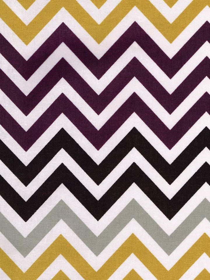 nappes rectangulaires de 70" x 90" imprimées en violet aubergine à chevrons pour la vente par Hen House Linens