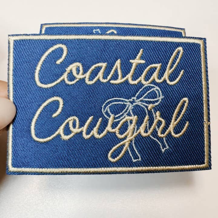 Toppa ricamata per cappello "Coastal Cowgirl" da 3" (rettangolo) per la vendita all'ingrosso da parte di TEELUX