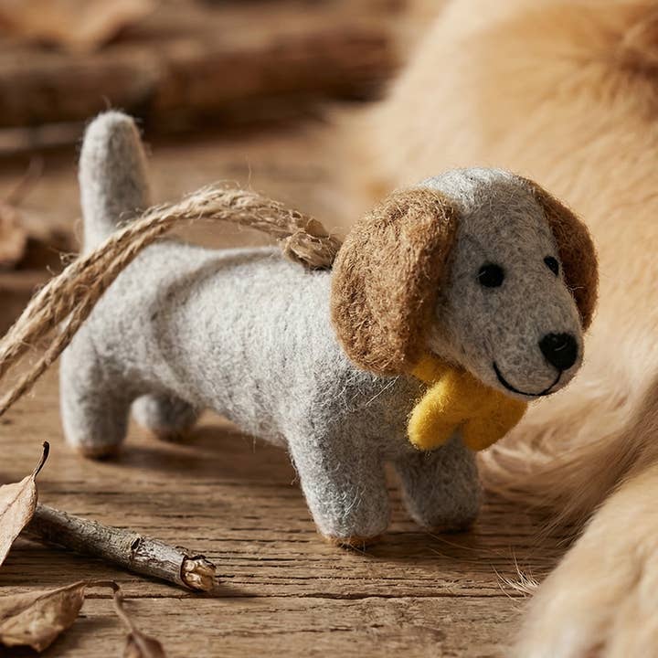 Decorazione da appendere dachshund elegante in feltro fatta a mano per la vendita all'ingrosso da parte di Felt So Good