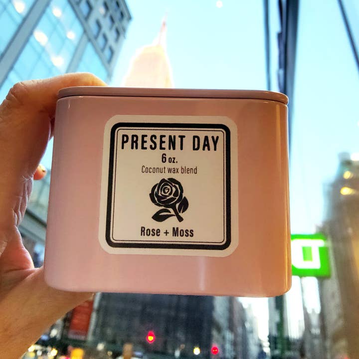 Rosa Fresca Lys – Håndstøbt Kokosvoks i Pink Firkantet Gaveæske, Frisk Rose & Citrusduft for engroshandel hos Present Day Goods