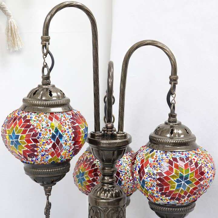 Natures Artifacts Inc - Venta al por mayor Lámparas decorativas/de escritorio - Lámpara de arco de mosaico con patrón de estrella hecha a mano con 3 globos3