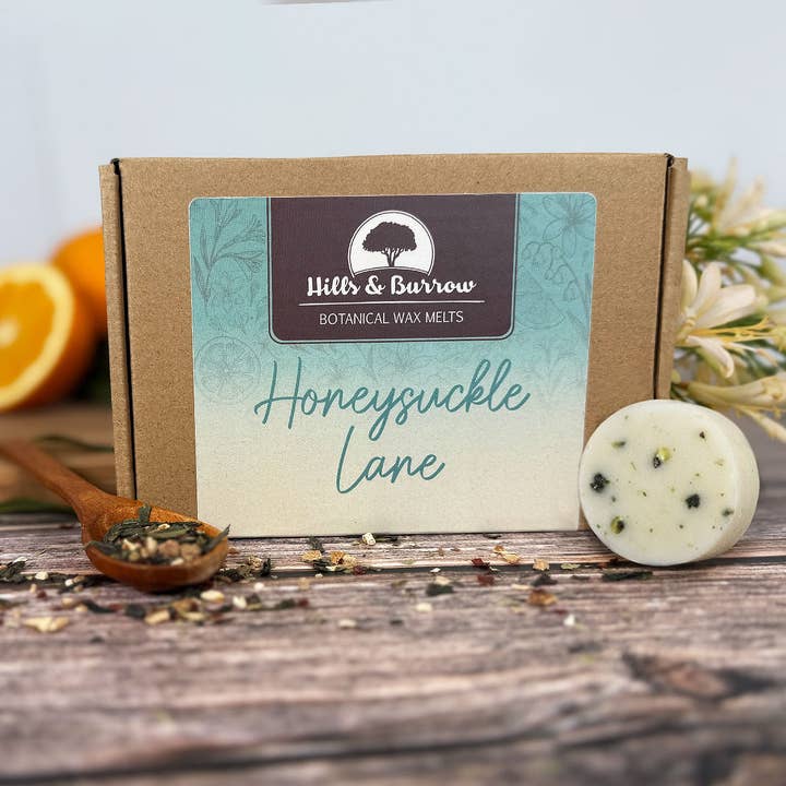 Kaprifolievej – Frisk Kaprifolie & Hvid Te Voks Smelter for engroshandel hos Hills & Burrow