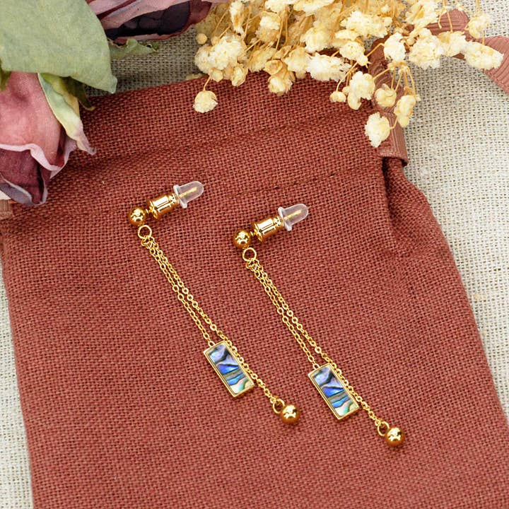 Orecchini in acciaio inossidabile e madreperla per la vendita all'ingrosso da parte di Merveilles du Monde