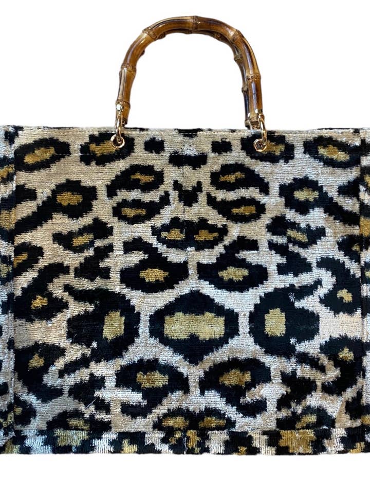 Stor tote taske i silkevelour med ikat og bambushåndtag for engroshandel hos AYCA DESIGN