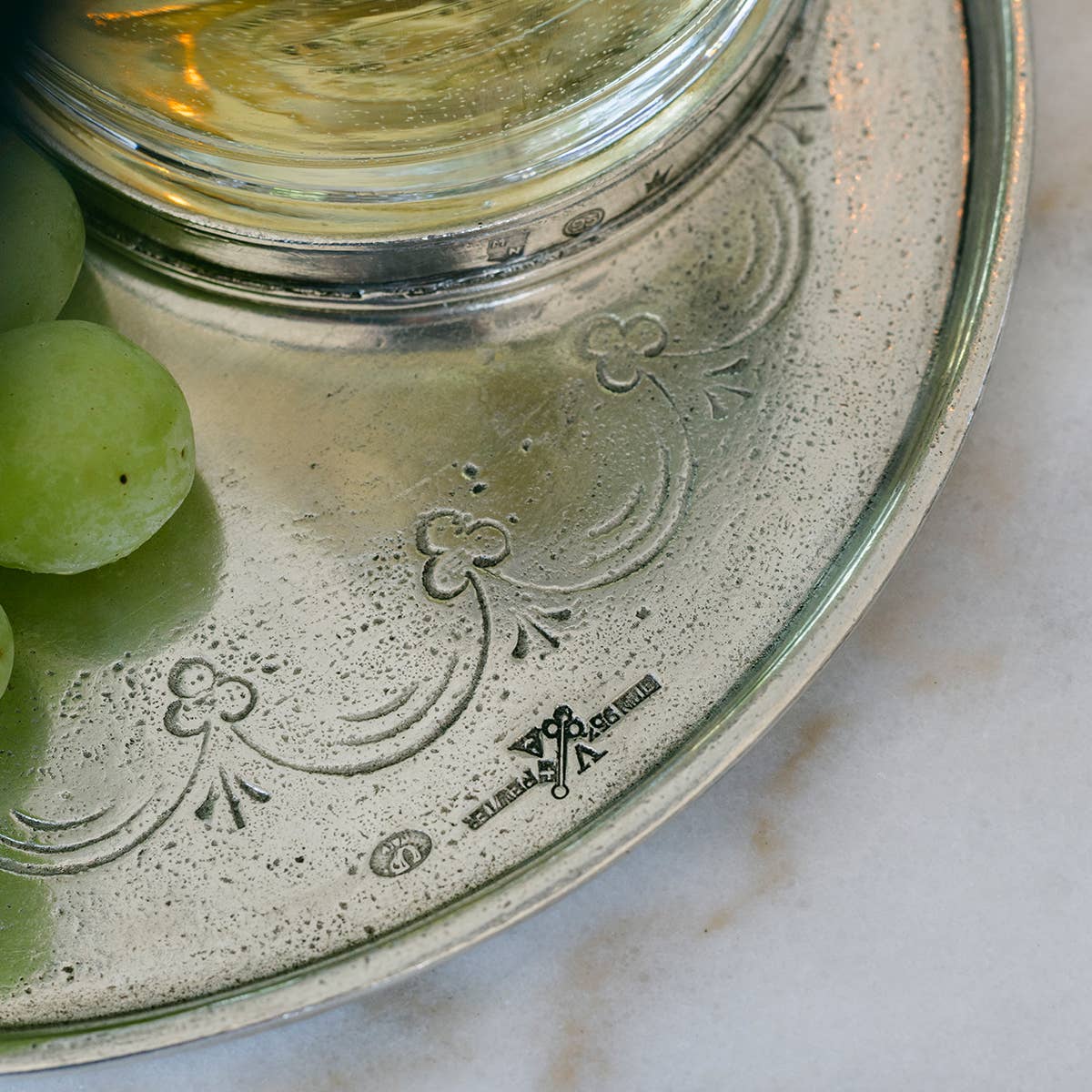 Arte Italica & Crown Linen Designs – wholesale Decorative tray – Vintage Pewter Round Tray With Handles4