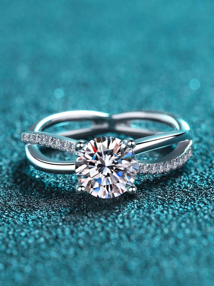 Bague à tige fendue entrecroisée en moissanite ronde brillante de 1 carat pour la vente par Sparkala