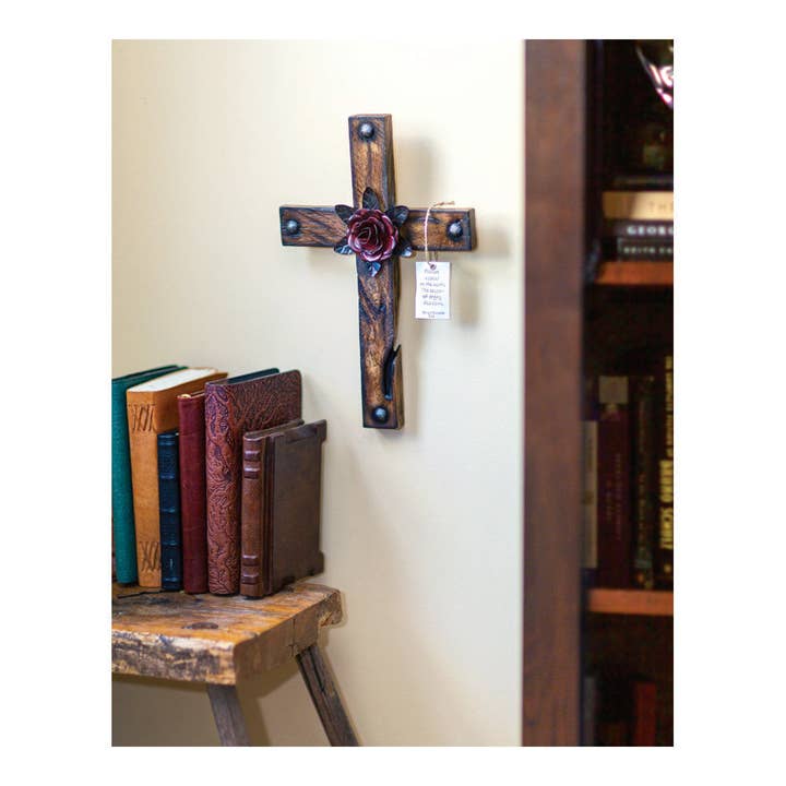 Des fleurs apparaissent sur la terre : rose et croix en faux bois pour la vente par Manual Woodworkers and Weavers, Inc.