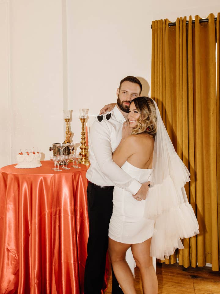 Velo corto con volant per la vendita all'ingrosso da parte di Jaxie Bridal Accessories