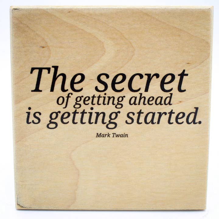 Kunstdruck mit Zitat von Mark Twain auf Holzfliese für den Großhandel von SticksandLasers