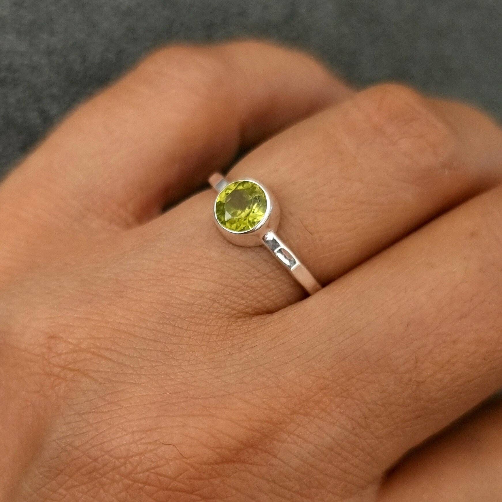 Mistry Gems - Vendita all'ingrosso Anello midi/a fascia - Anello Delicato con Peridoto Rotondo Sfaccettato da 6mm | Argento 925 Martellato3
