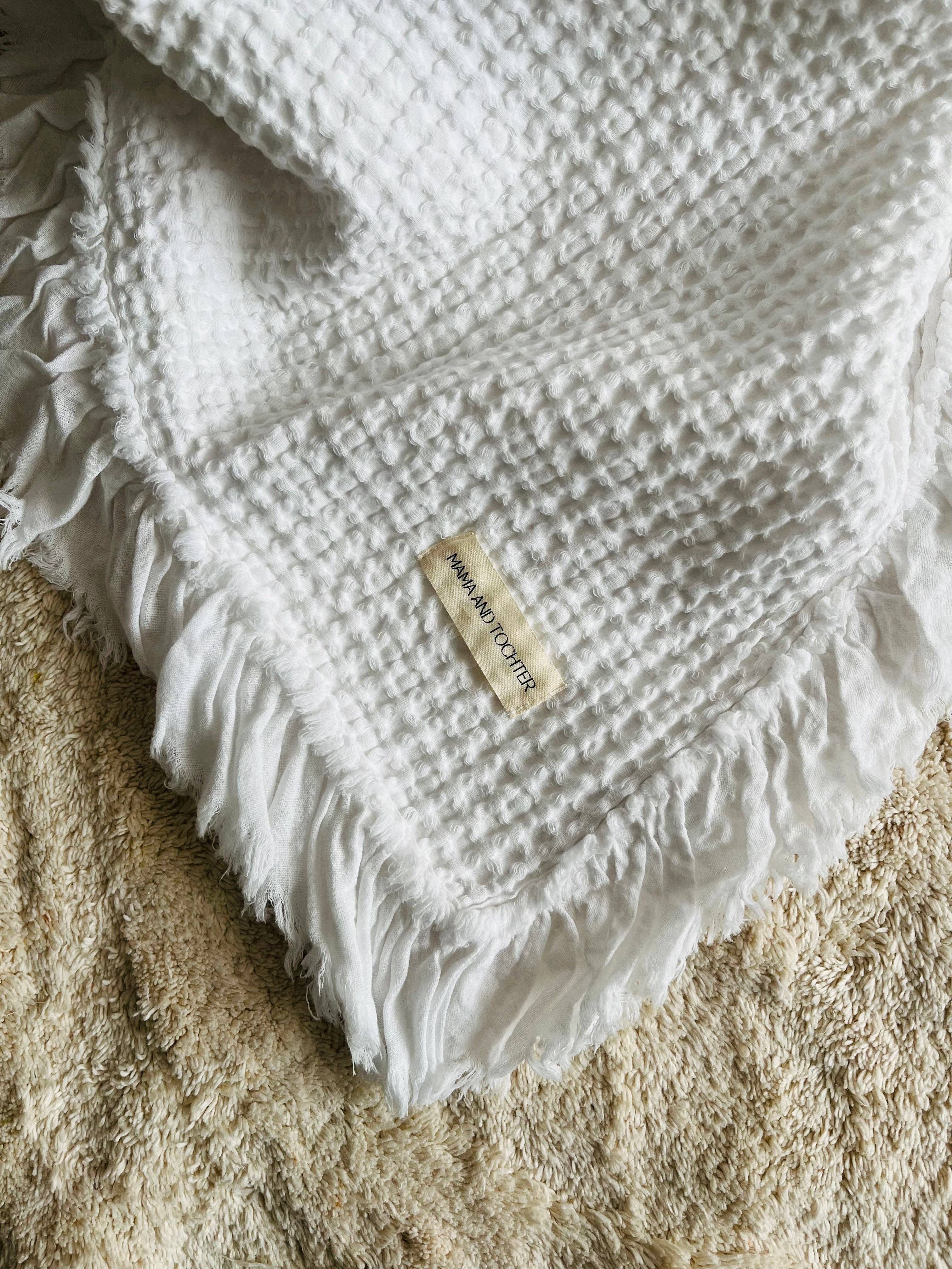 Mama and Tochter - Wholesale Throw Blanket - Organic Cotton Rustic Waffle Throw Blanket - White0