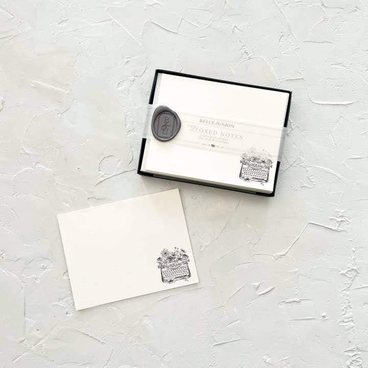 Notes en boîte avec machine à écrire Flourish (ensemble de 6) pour la vente par Belle & Union