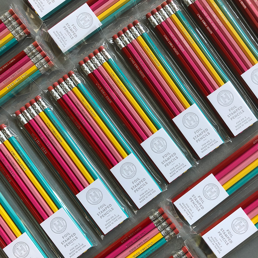 Huckleberry Letterpress – Lápis por atacado – Lápis personalizados com estampa em folha metálica - pacote com 5 lápis1