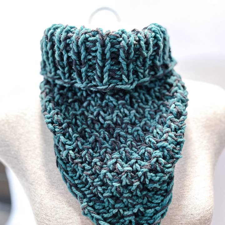 Hoagland Handmade - Wholesale Scarf - Women's - Virginia hand-dyed merino hand-knit chunky cowls
