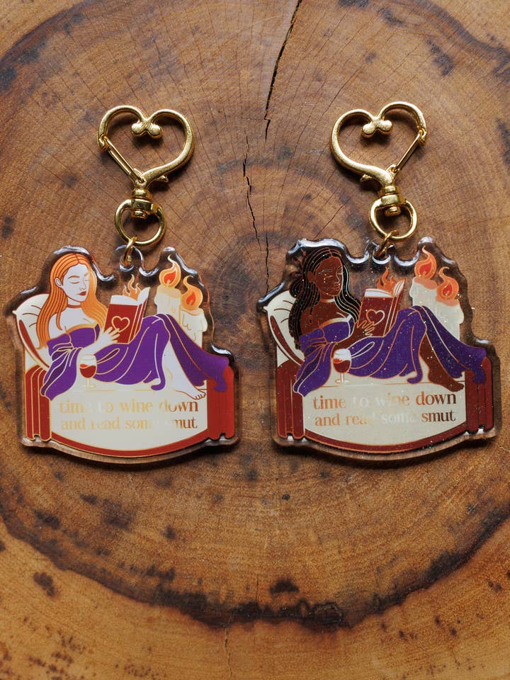 "Time to Wine Down and Read Some Smut" Nyckelring/Kindle-berlock - Bokälskande Fairycore Cottagecore Pinstory Original Nyckelring/Kindle-berlock för wholesale av Pinstory