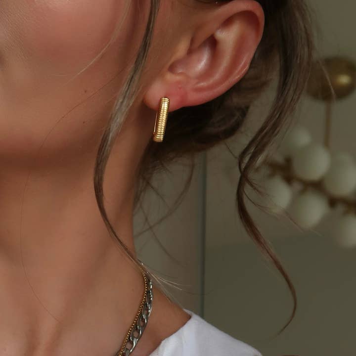 Namaste Jewelry – Brincos de argola por atacado – Brincos Pequeno Raio Estriado 2.0 - Prata