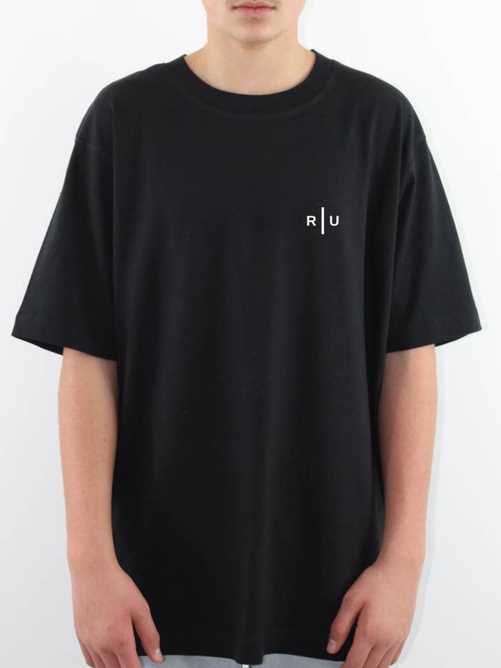 T-shirt oversize 100% organica, nera RIU per la vendita all'ingrosso da parte di Rebels United