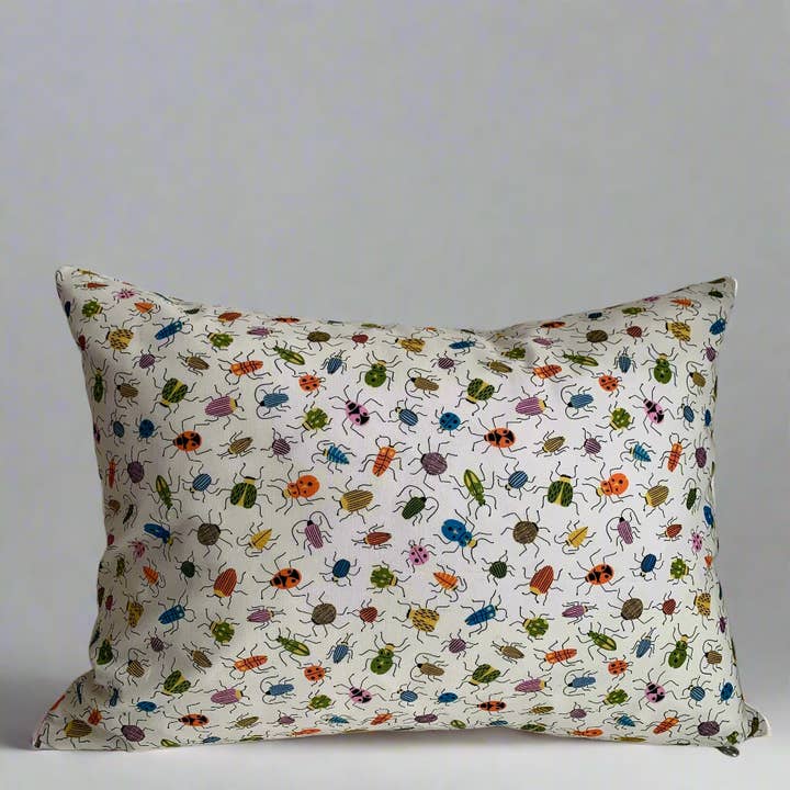 Oreiller en coton biologique Bug Club pour la vente par Bobbie Broon Home