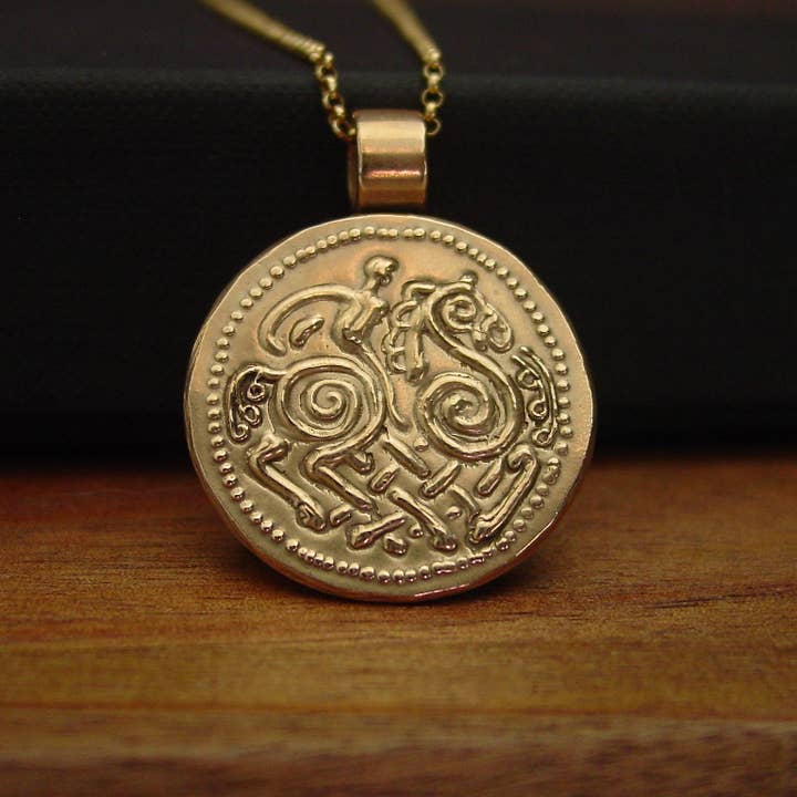 Pendentif Sleipnir – Amulette de Cheval Nordique Sculptée à la Main pour la vente par Vis a Vis Jewelry