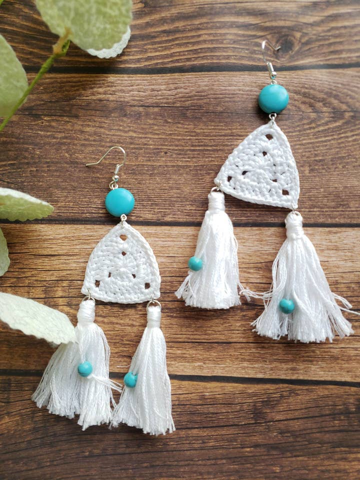 Boucles d'oreilles à pampilles triangle Howlite pour la vente par Sysaic Knotz