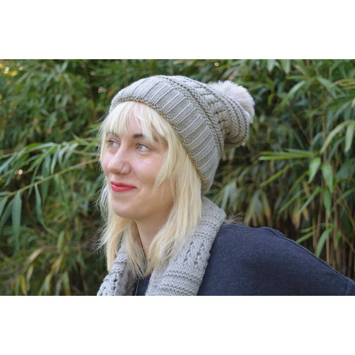 Set berretto con pompon foderato in pelliccia Fuzzy e sciarpa per la vendita all'ingrosso da parte di Wear Sierra