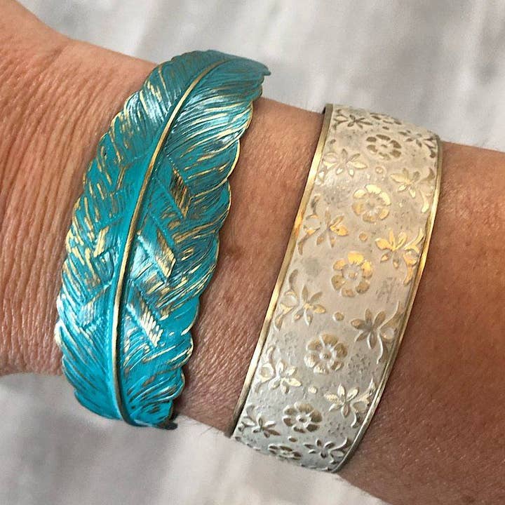 Manchette en plumes pour la vente par Isabelle Grace Jewelry