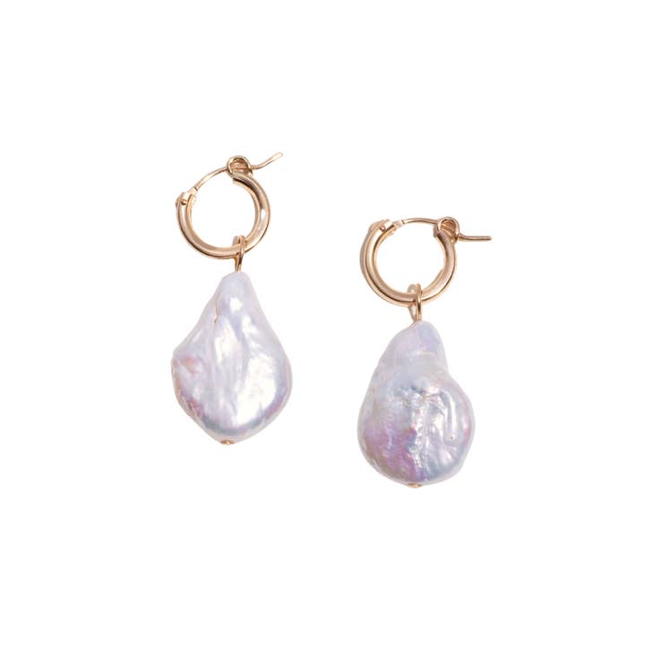 Les boucles d'oreilles baroques en perles pour la vente par Elysian Theory