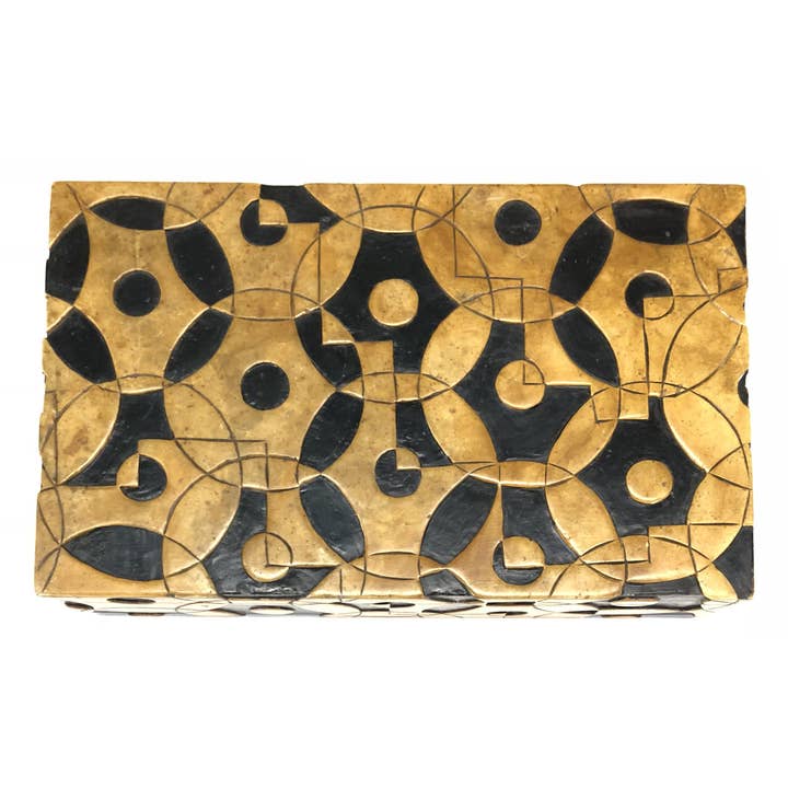 Boîte de décoration rectangulaire en stéatite avec cercles entrelacés pour la vente par The Niger Bend