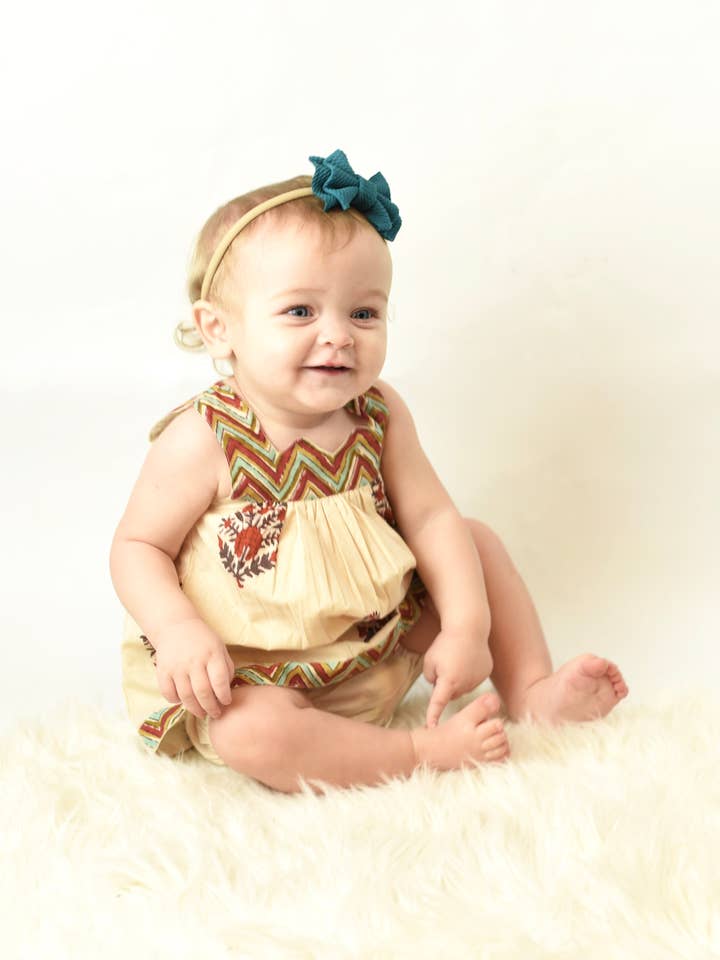 Vestido y funda de pañal con cuello en forma de corazón y estampado floral en forma de V y estampado floral: bebé para venta al por mayor de Yo Baby