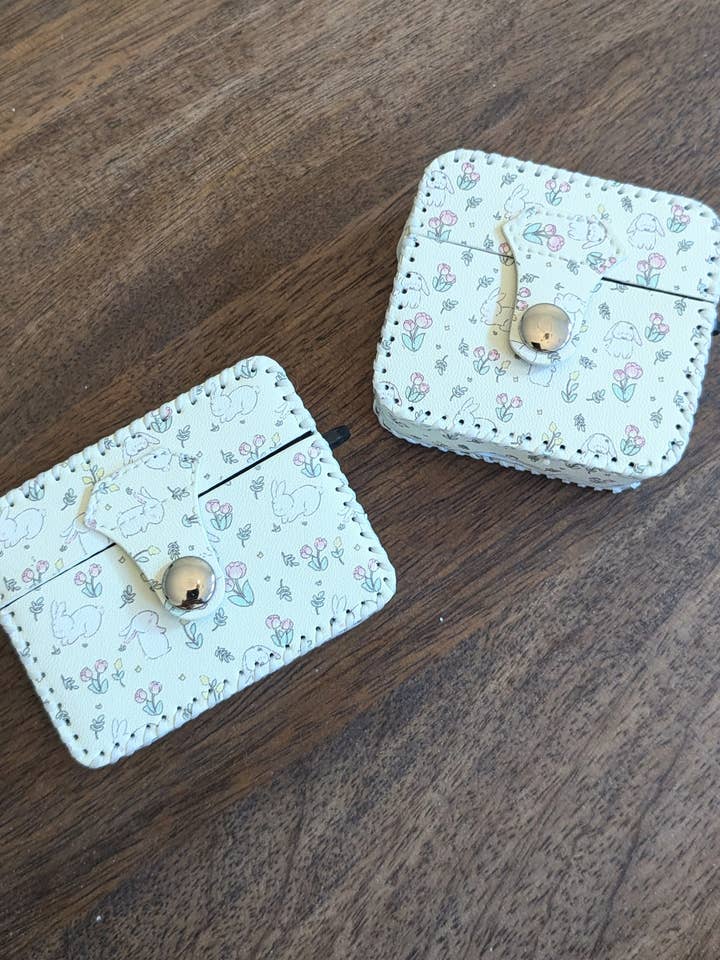 AirPods-Hülle mit Bunny and Floral für Pro/Pro2 und 3. Generation für den Großhandel von Cutepaws Phone Case