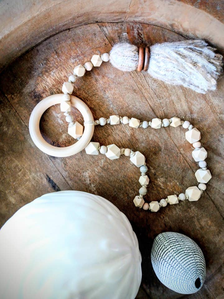 Erdton-Quaste — Handgefertigte Ton- und Holzperlen-Dekoration für den Großhandel von HavSolStudio