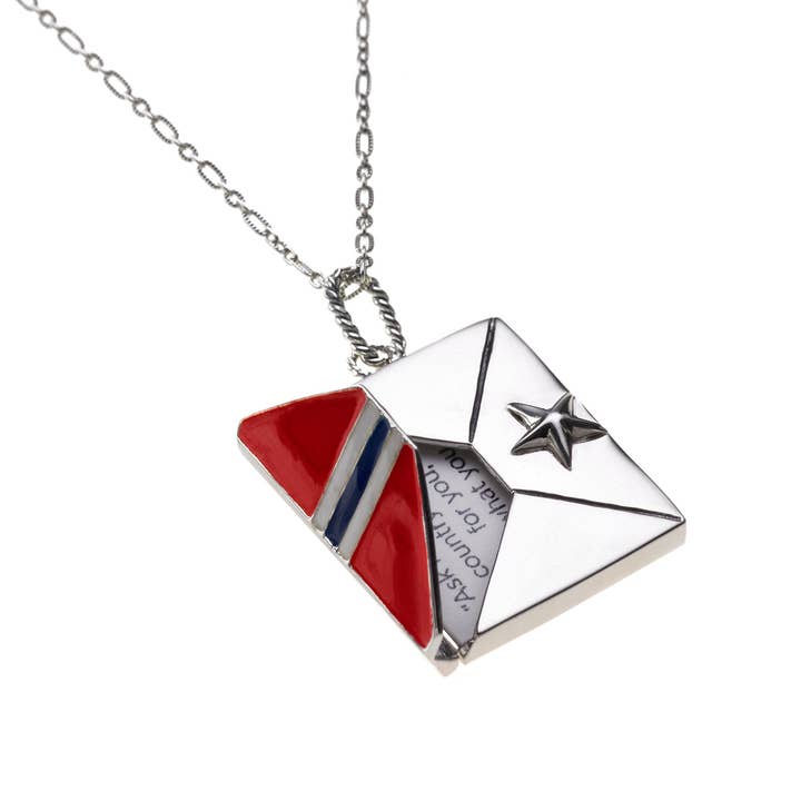 Collier avec enveloppe de la Garde d'honneur de l'armée américaine pour la vente par Cynthia Gale New York