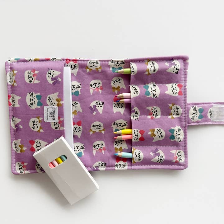 Kleurpotloodetui in paarse katten met strikken / reisactiviteit voor wholesale door September Skye Bags & Accessories
