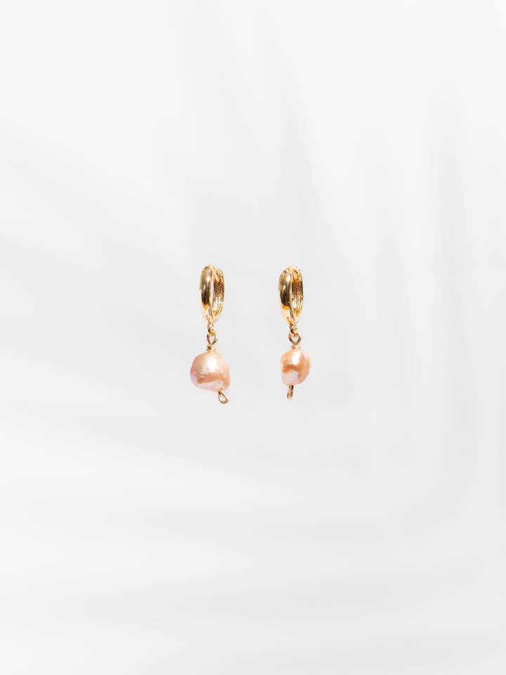 Orecchini a cerchio con perla pesca per la vendita all'ingrosso da parte di Think Unique