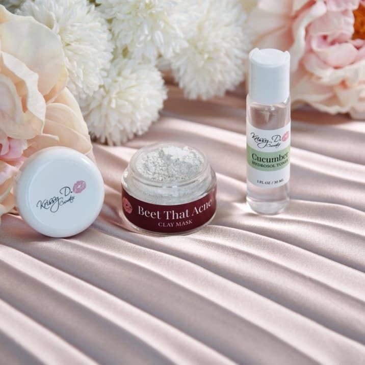 Krissy D Cosmetics - Venta al por mayor Mascarilla - MASCARILLA DE ARCILLA «BEET THAT ACNE» CON TÓNICO DE PEPINO ACTIVADO