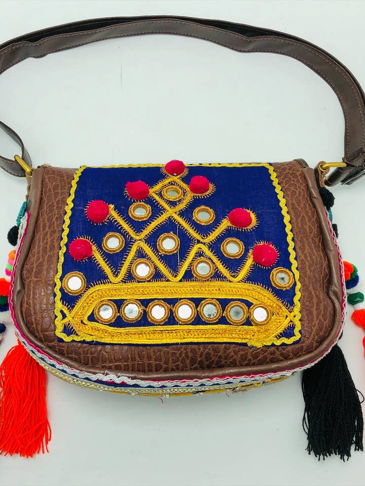 Ethnische Umhängetasche, verziert mit Schnürsenkeln, Münzen und Perlen für den Großhandel von vintarust