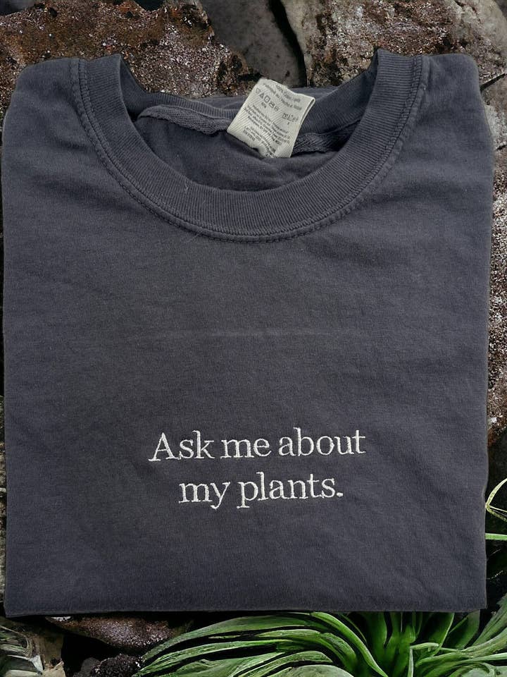 Chiedimi delle mie piante Maglietta ricamata unisex Comfort Colors per la vendita all'ingrosso da parte di Totally Iced Out