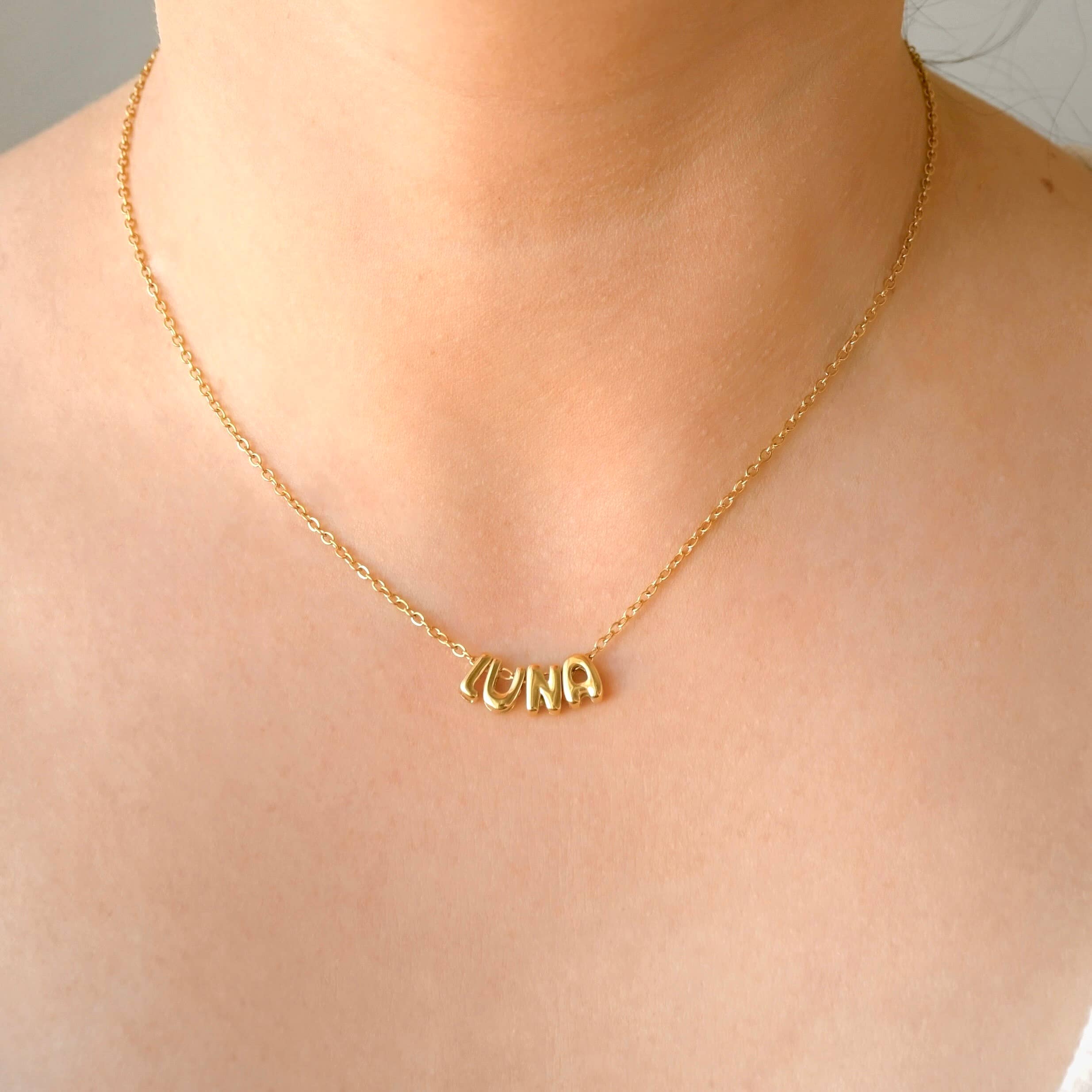 Blueyejewelry – wholesale Hänge-/berlockhalsband – Bubble Letter Halsband – Anpassat namn med små ballongbokstäver