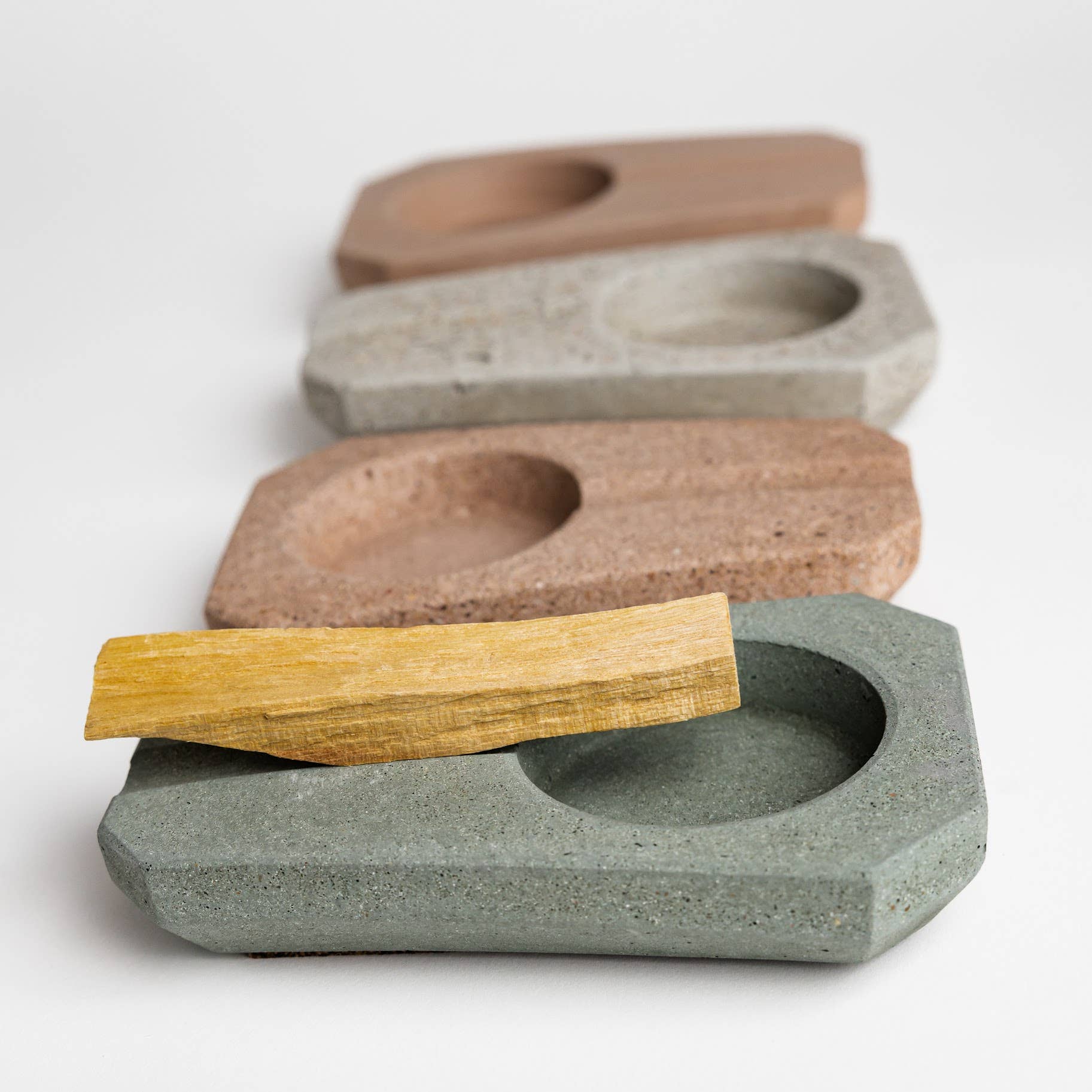 NATURAL BY HAGELSIEB – Großhandel Aschenbecher – Moderner Zigaretten-Aschenbecher aus Beton mit Palo Santo Halter4