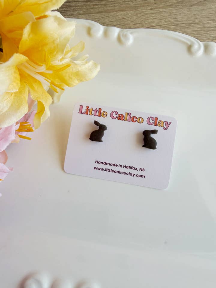 Pendientes de botón con conejito de chocolate | Pendientes de arcilla polimérica para venta al por mayor de Little Calico Clay