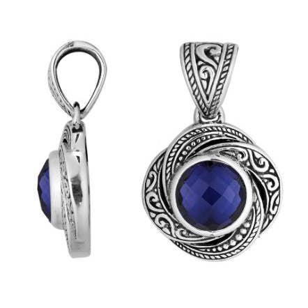 Colgante redondo de cuarzo zafiro en plata de ley AP-6291-SP con patrón de filigrana en espiral y artesanía ornamental balinesa tradicional. para venta al por mayor de Bali Designs