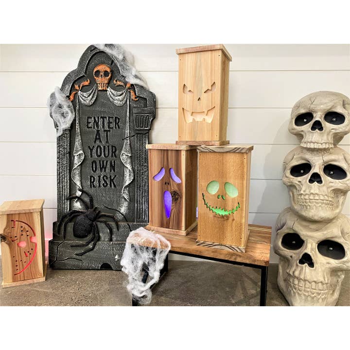 Cederhouten Halloween-lantaarns met LED voor wholesale door The Shirt Republic