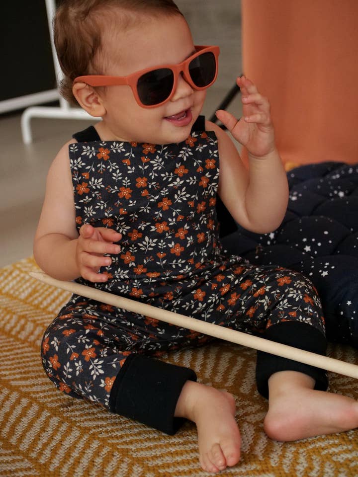 Salopette in evoluzione minimale per la vendita all'ingrosso da parte di Petites Menottes