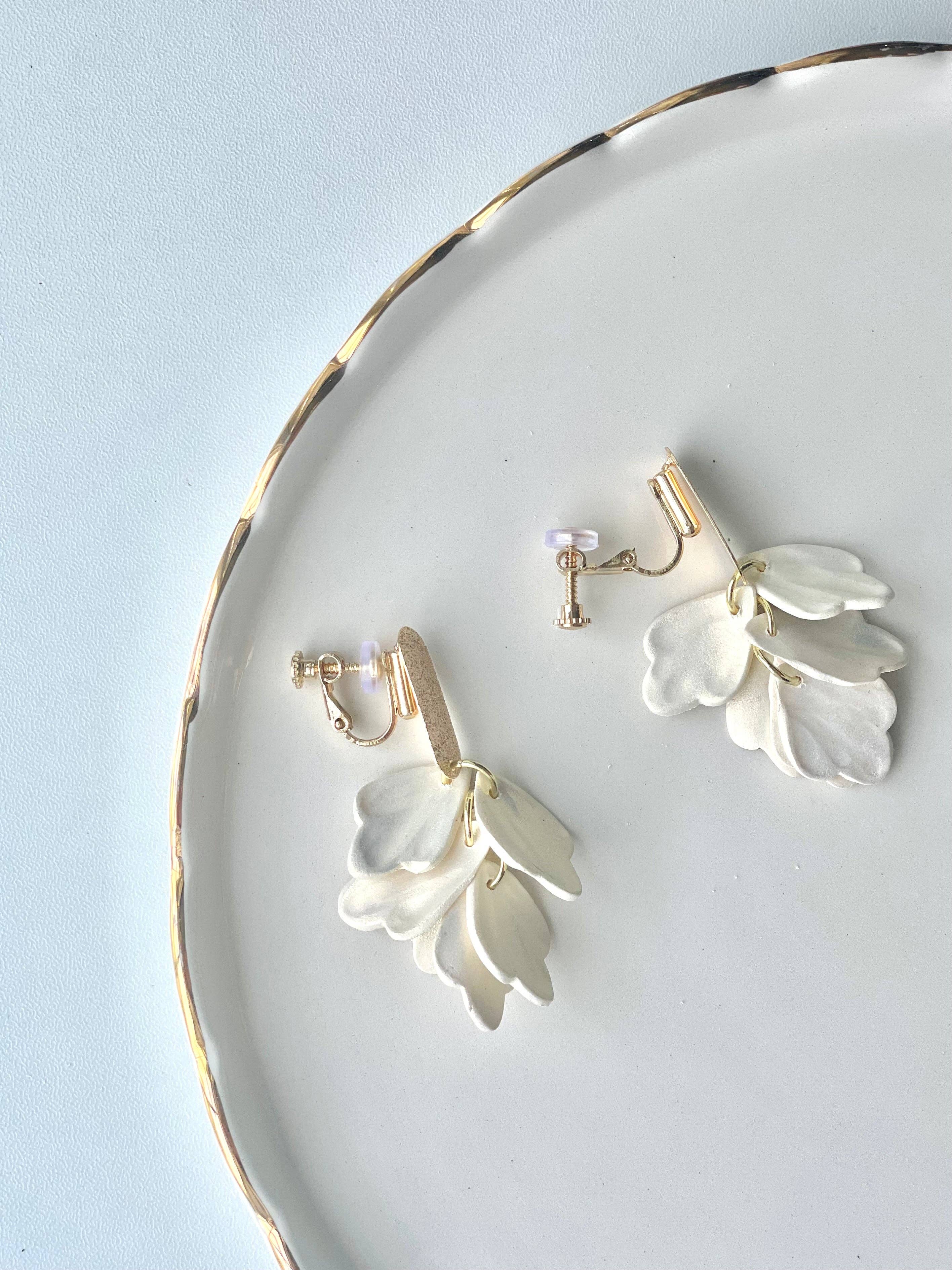 E & M Creative Design Co. - Vente Boucles d'oreilles pendantes - Boucles d'oreilles pétales scintillantes (plusieurs choix)5