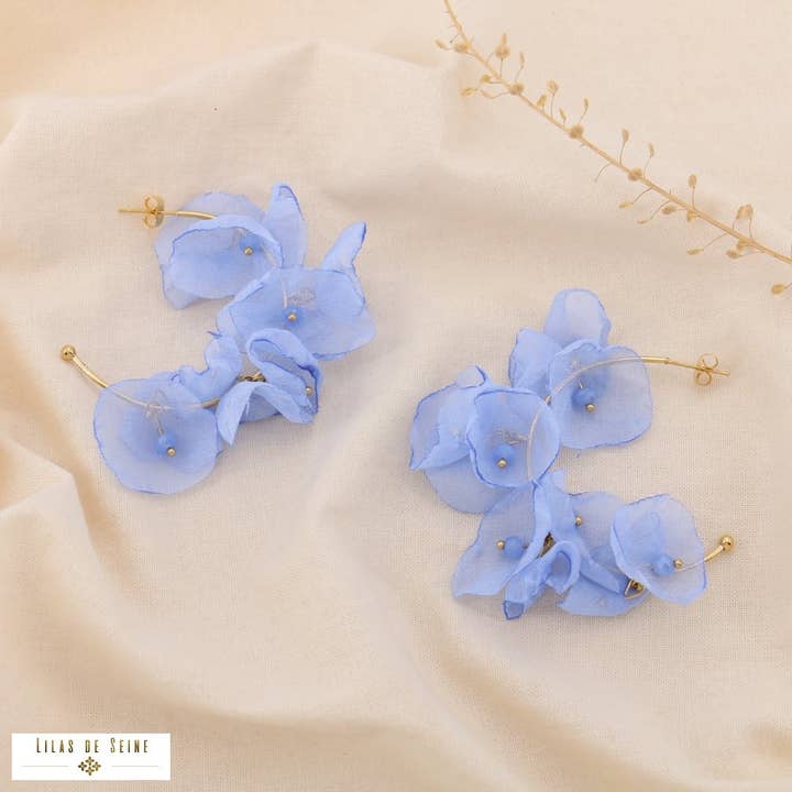 Lilas de Seine – Engroshandel Hoops – Halvcreoler med stål, krystal og blomster i muslin 03250382