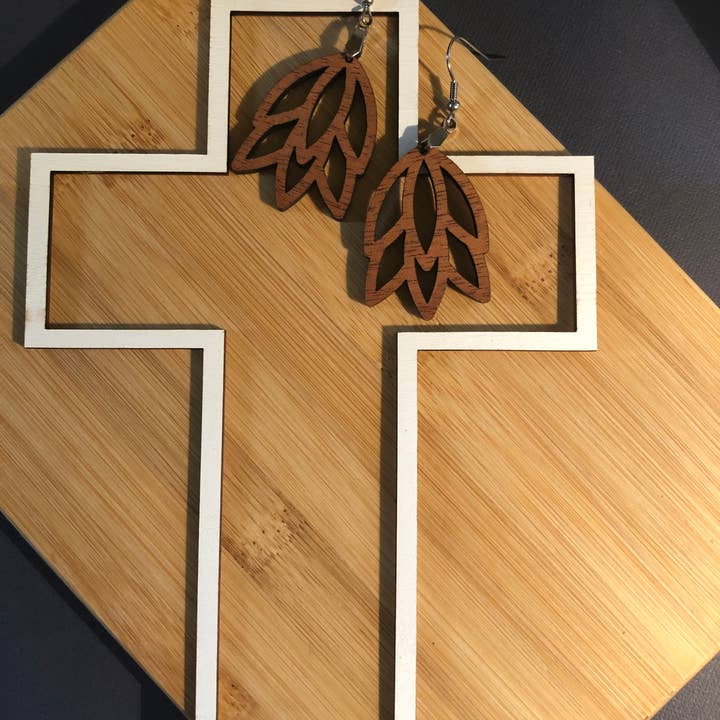 Sapele trä blomma örhängen för wholesale av Harpazo Design