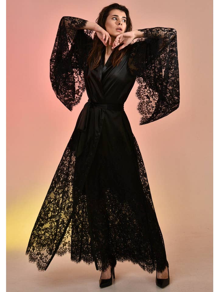 Negro Conjunto de bata y camisón negros con encaje More Than a Woman de venta al por mayor en Faire4