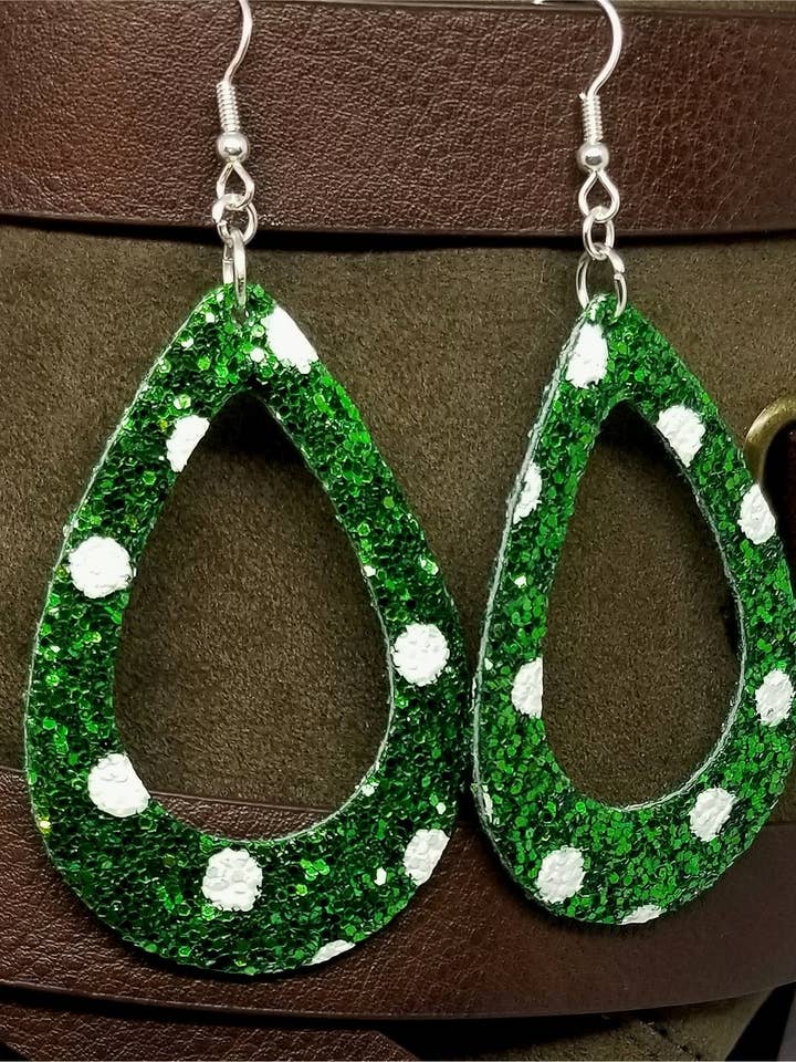 Boucles d'oreilles en similicuir très scintillantes vertes à paillettes pour la vente par Simply Raevyn