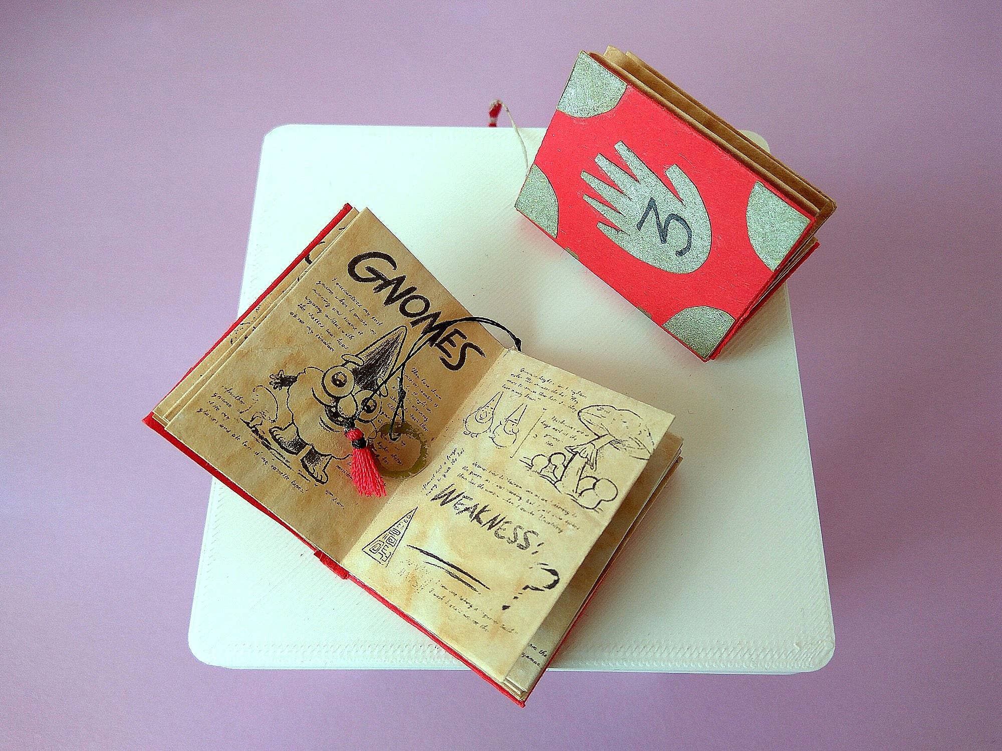 Lenasminiland - Vente Accessoire de poupée – enfant - Livre d'automne miniature Gravity avec pages de texte. Mystery Shack9